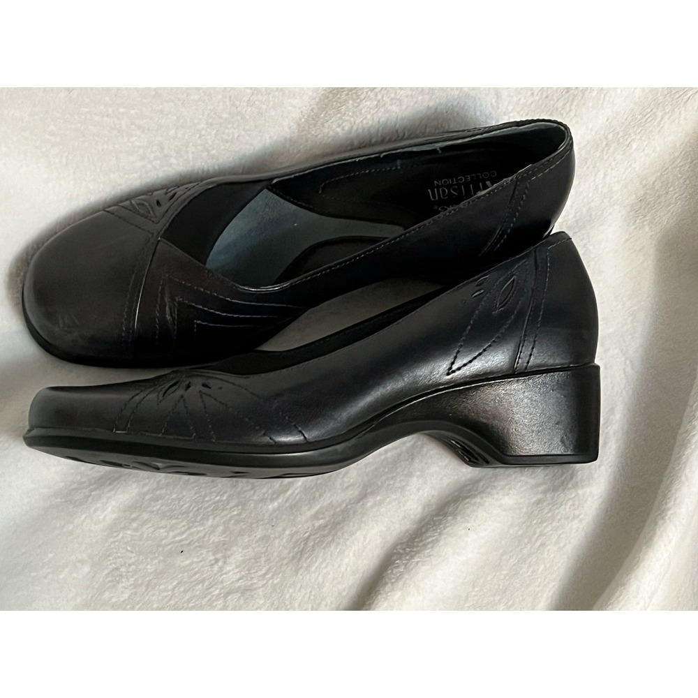 Clarks Artisan Sz 6M Navy Blue Leather Cutout‎ Loafers 1 1/2" Heel Accent